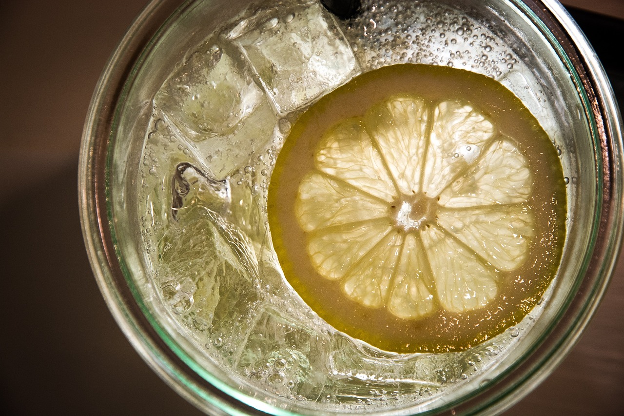 Água com limão pode ter mais benefícios do que você imagina, por isso nós preparamos um post pra te mostrar como a bebida pode fazer a diferença no seu corpo e na sua saúde.