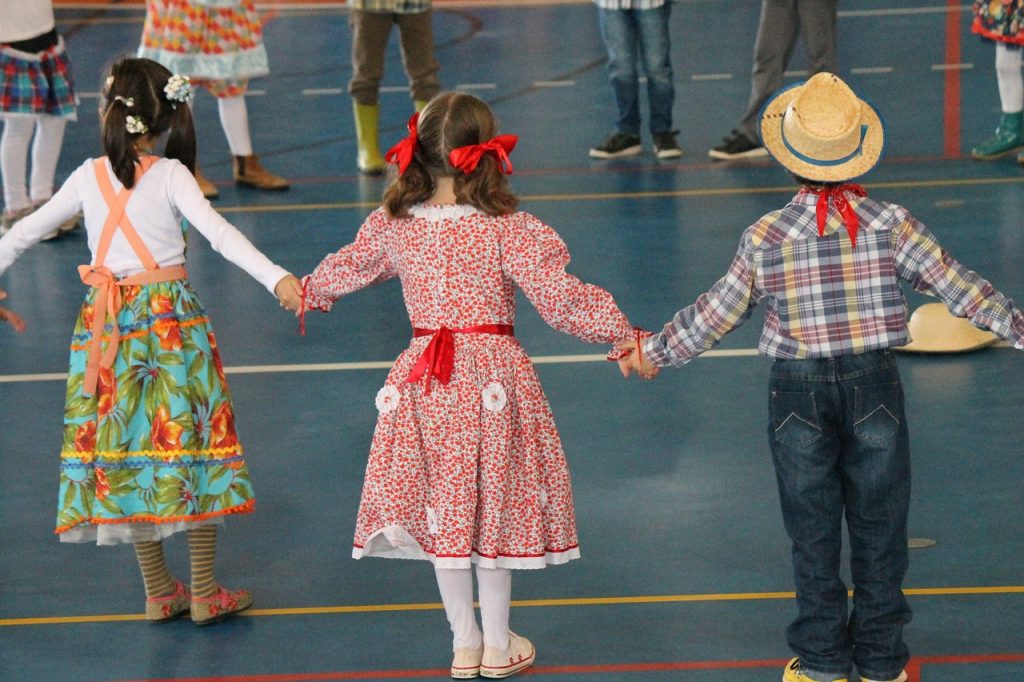 As danças típicas, como a quadrilha e demais curiosidades sobre São João estão presente nas escolas e ensinadas as crianças desde muito pequenas.