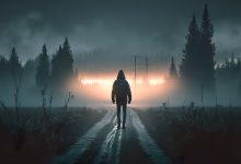 um homem caminha ao longo da estrada na floresta na visao de neblina da parte de tras generative al