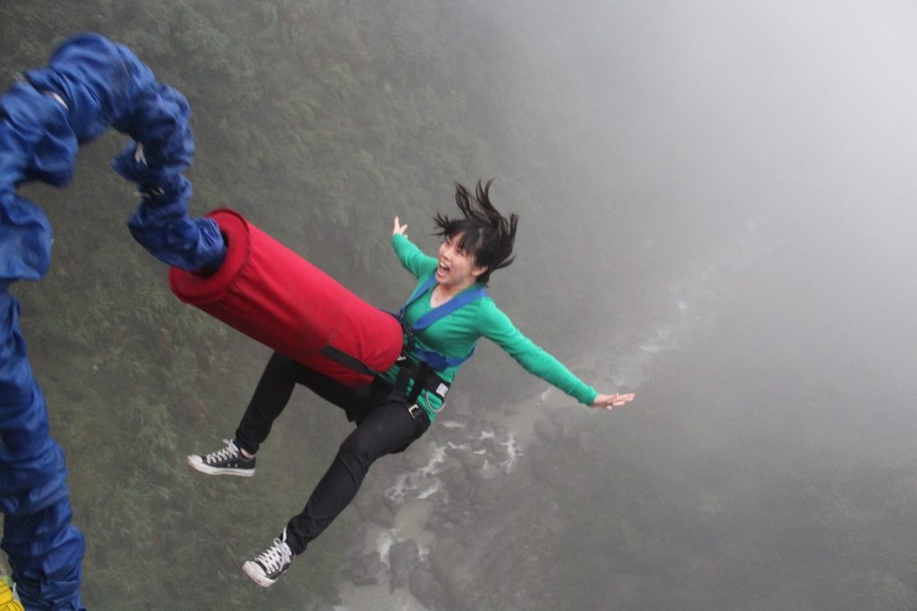 O salto de Bungee Jump é um dos esportes mais radicais do mundo, uma vez que nele você pula em queda livre apenas preso por um eslástico.