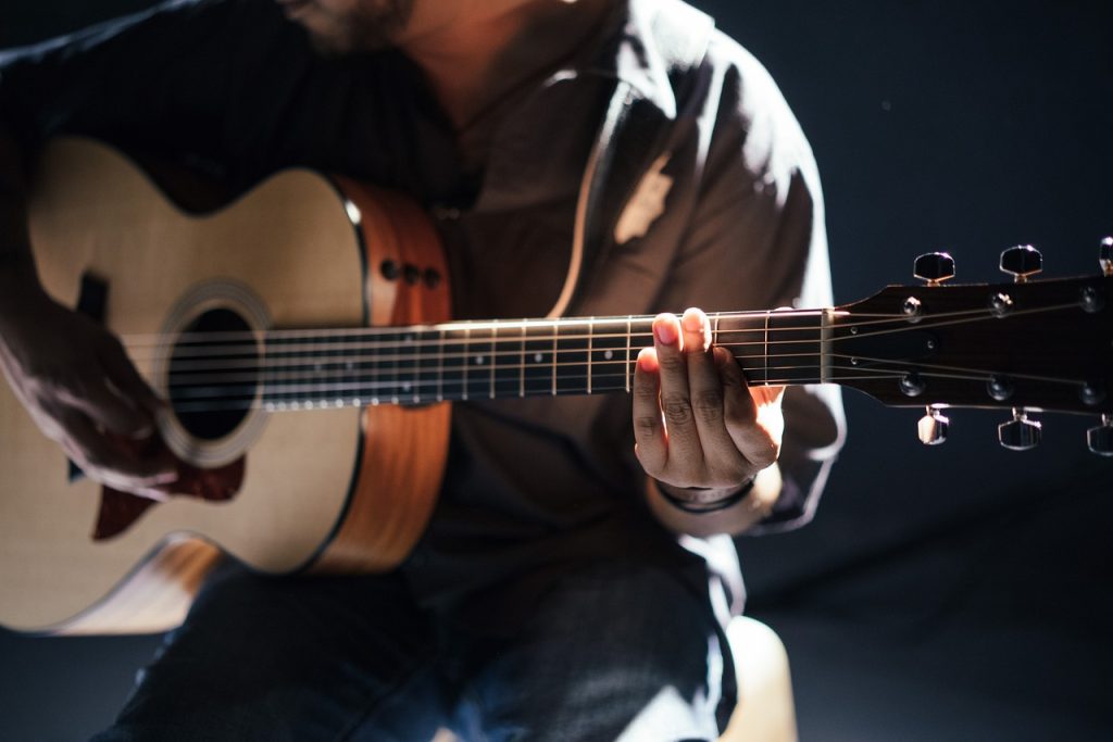 Alguns sites podem te ajudar a aprender violão em casa sem pagar nada por isso.