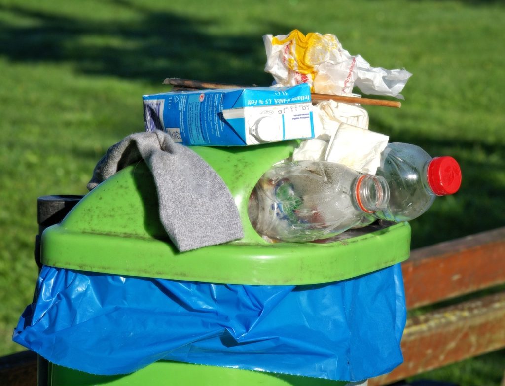 A reciclagem é a responsável por boa parte do lixo produzido por nós não ser descartado no meio ambiente.